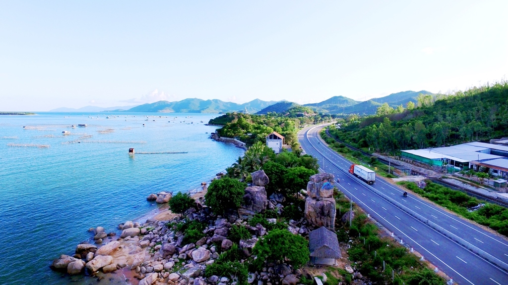 ben-tau-du-lich-long-phu