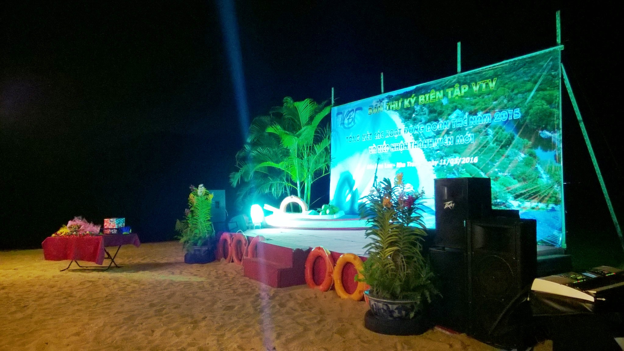 san-khau-tren-bai-bien-hoa-lan