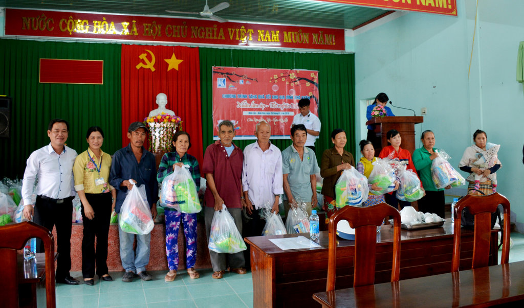 tang-qua-tet-cho-ho-gia-dinh-co-hoan-canh-kho-khan-tai-xa-ninh-loc