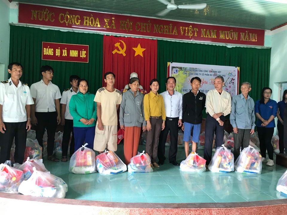 Tang-qua-tet-cho-ho-ngheo-xa-ninh-loc-20205