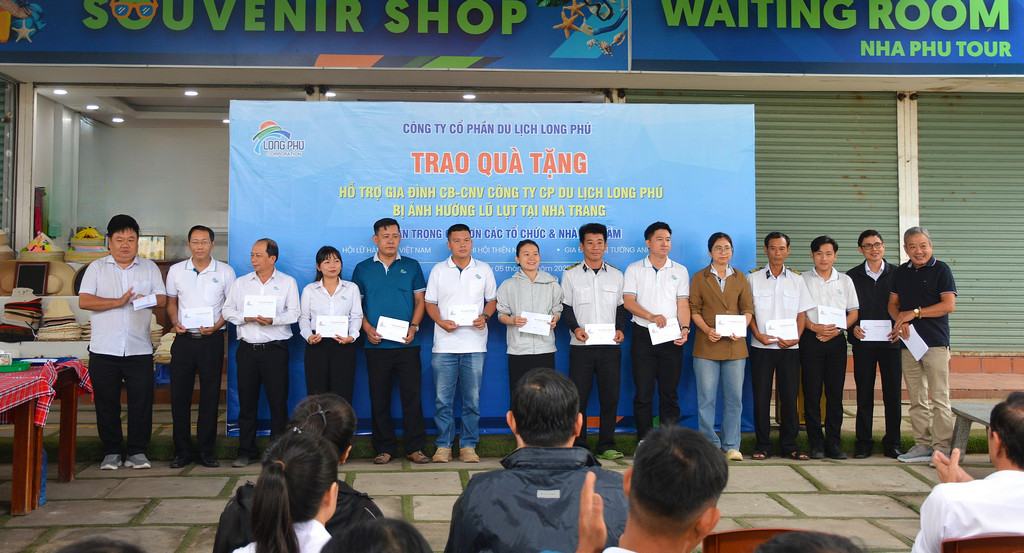 trao-qua-tang-ho-tro-lu-lut-2025-longphutourist-10.jpg