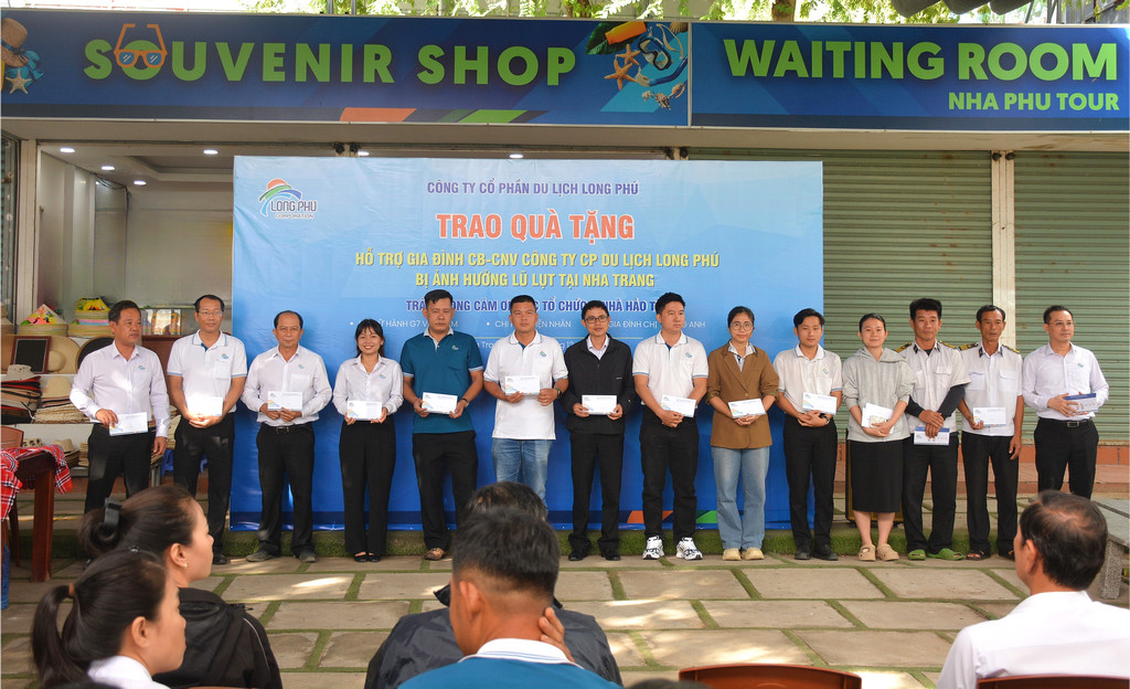 trao-qua-tang-ho-tro-lu-lut-2025-longphutourist-14.jpg