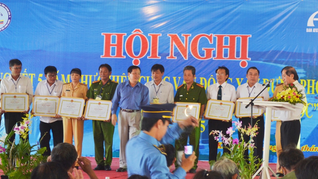 Khanh-Hoa-tong-ket-5-nam-van-hoa-giao-thong-voi-binh-yen-song-nuoc-2011-2015%205