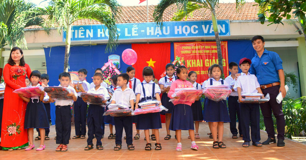 doan-thanh-nien-long-phu-tang-qua-giup-tre-den-truong-tai-truong-vl2