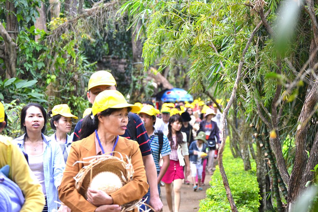 Khach tham quan cac dich vụ