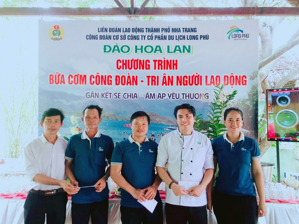 bua-com-cong-doan-tri-an-nguoi-lao-dong-longphutourist