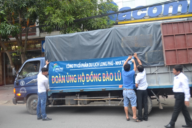 cuu-tro-dong-bao-mien-trung-bi-lu-lut-2016