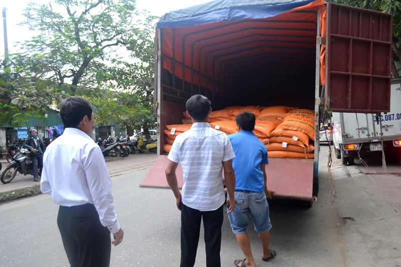 cuu-tro-dong-bao-mien-trung-bi-lu-lut-2016