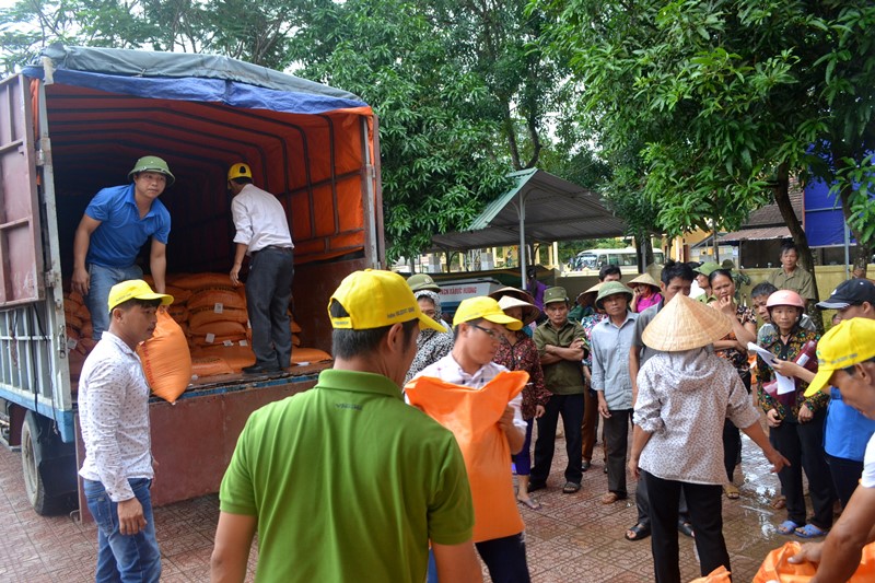 cuu-tro-dong-bao-mien-trung-bi-lu-lut-2016