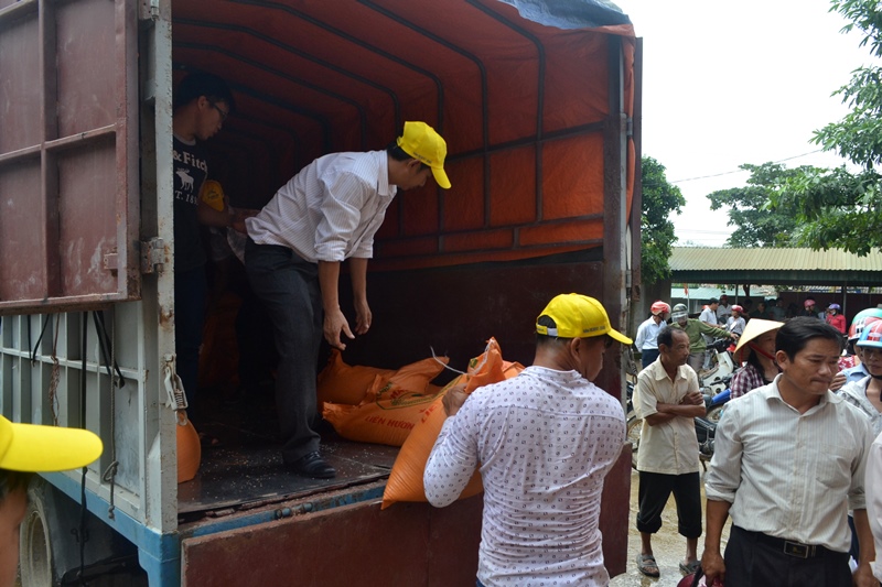cuu-tro-dong-bao-mien-trung-bi-lu-lut-2016