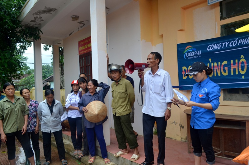 cuu-tro-dong-bao-mien-trung-bi-lu-lut-2016