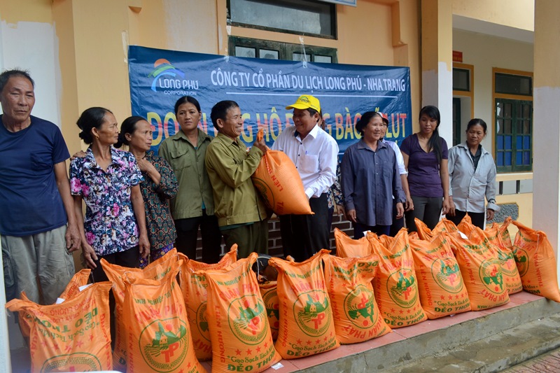 cuu-tro-dong-bao-mien-trung-bi-lu-lut-2016