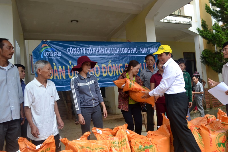 cuu-tro-dong-bao-mien-trung-bi-lu-lut-2016