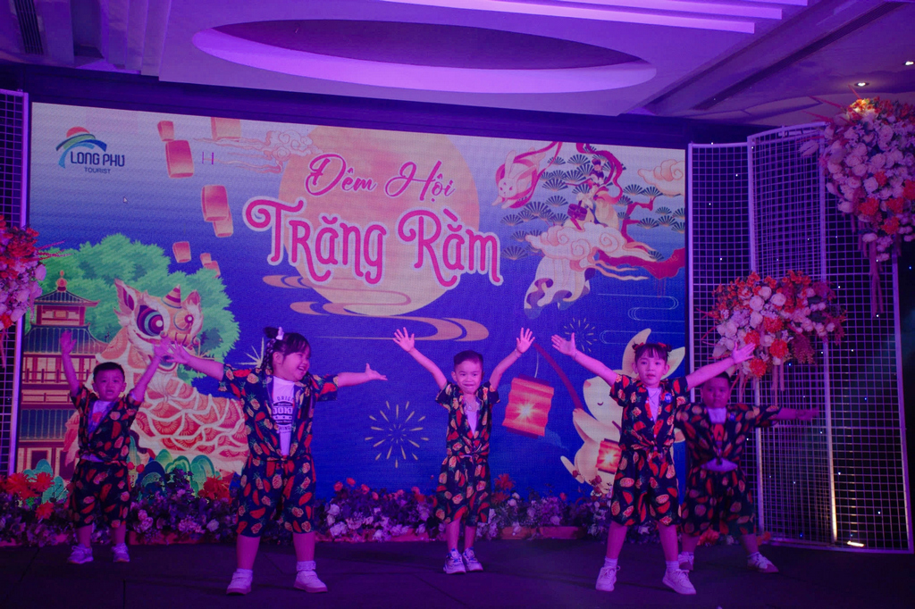 dem-hoi-trang-ram-ruoc-den-cung-thieu-nhi-long-phu-tourist