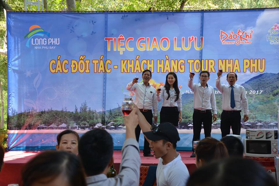hoi-nghi-khach-hang-nha-phu-tour