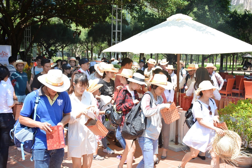 hoi-nghi-khach-hang-nha-phu-tour