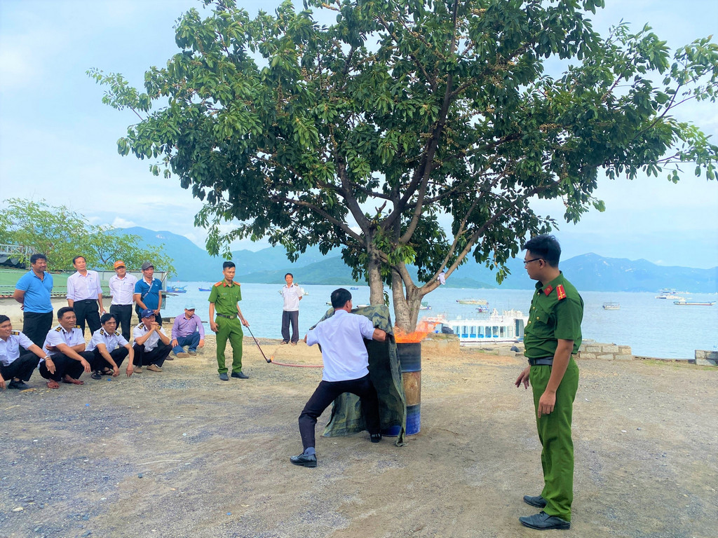 long-phu-tham-gia-lop-huan-luyen-cong-tac-pccc-va-cnch-nam-2023