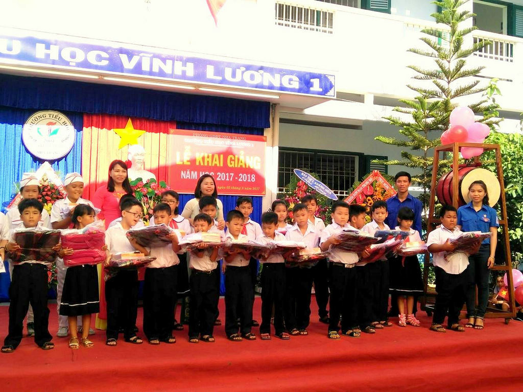 doan-thanh-nien-long-phu-tang-qua-tai-truong-vl1