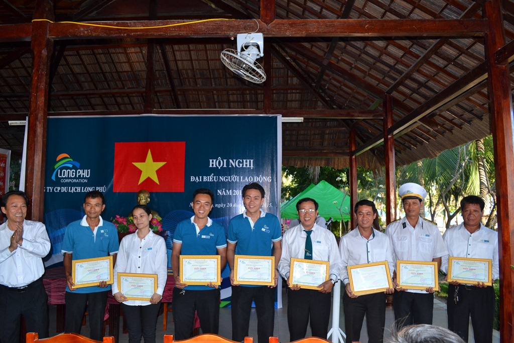 Trao giấy khen cho các cá nhân có thành tích xuất sắc năm 2014 hoi-nghi-nguoi-lao-dong-2015