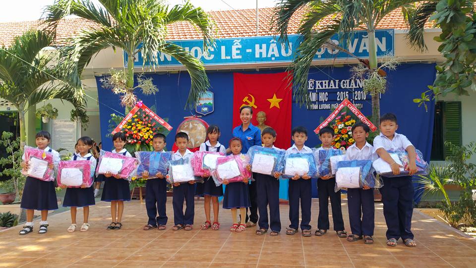 Đại diện Đoàn thanh niên du lịch Long Phú tặng quà cho các em học sinh khai-giang-nam-hoc-2015