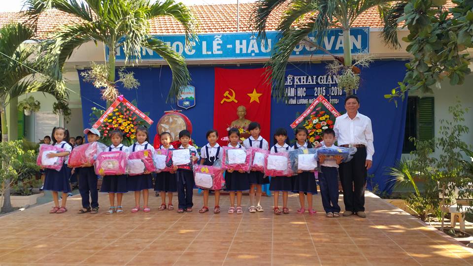 Đại diện Công đoàn du lịch Long Phú tặng quà cho các em học sinh khai-giang-nam-hoc-2015